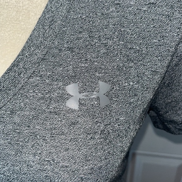 Under Armour women’s Tech heat gear gray V-Neck Tee Size XS - Picture 3 of 8